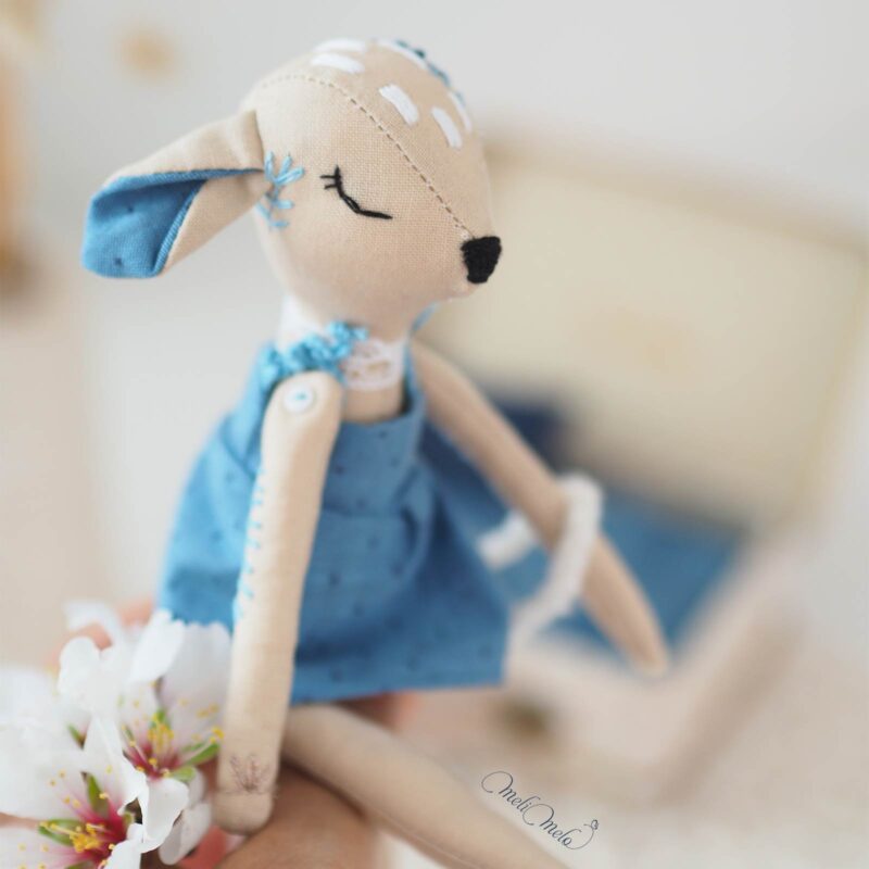 poupee-biche-robe-bleu-broderie-couture-fait-main-laboutiquedemelimelo