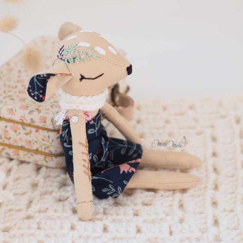 poupee-biche-robe-bleu-nuit-rose-echarpe-broderie-couture-fait-main-laboutiquedemelimelo