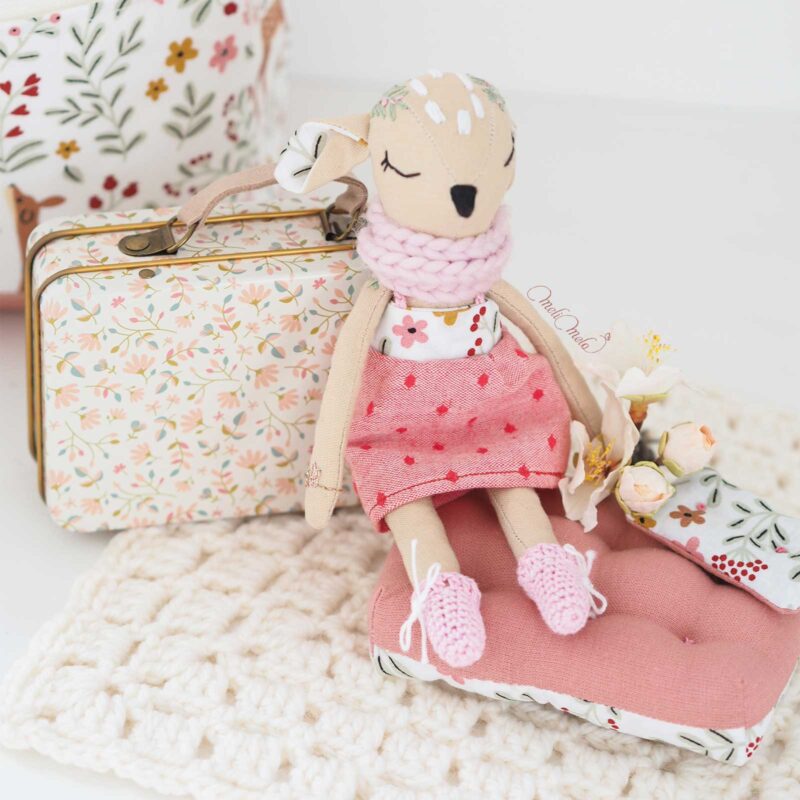 poupee-biche-rose-fait-main-couture-crochet-broderie-laboutiquedemelimelo
