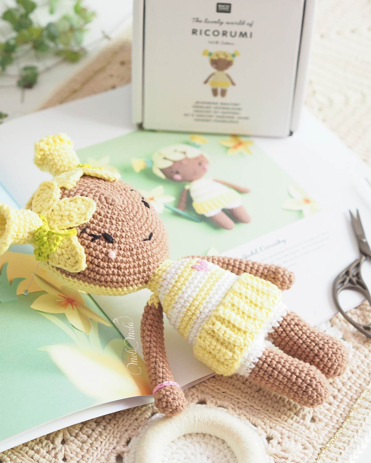poupee-crochet-coton-kit-ricorumi-jonquille-jaune-fait-main-laboutiquedemelimelo