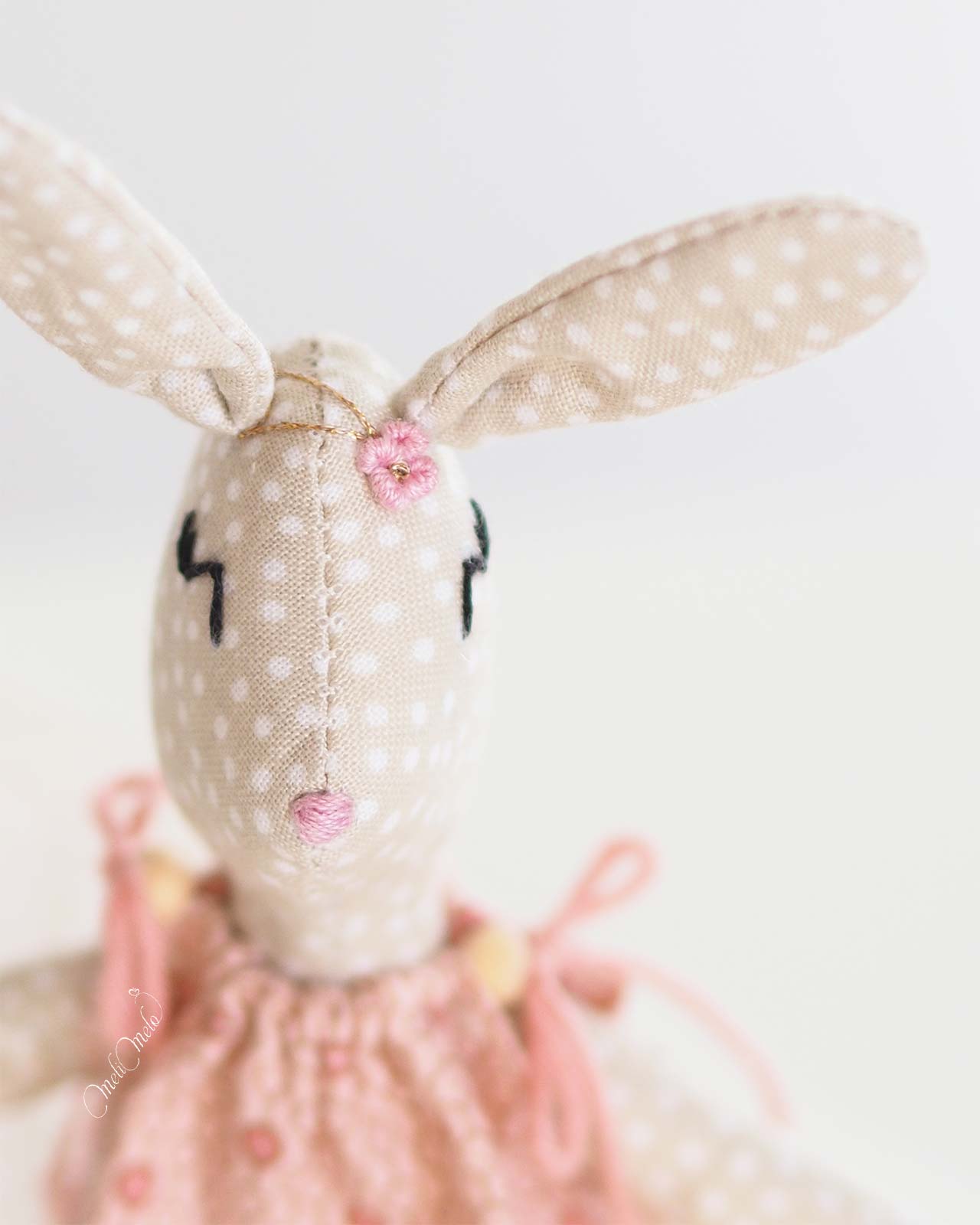 poupee-lapine-couture-broderie-fleur-rose-metallise-tresse-auverasoie-laboutiquedemelimelo