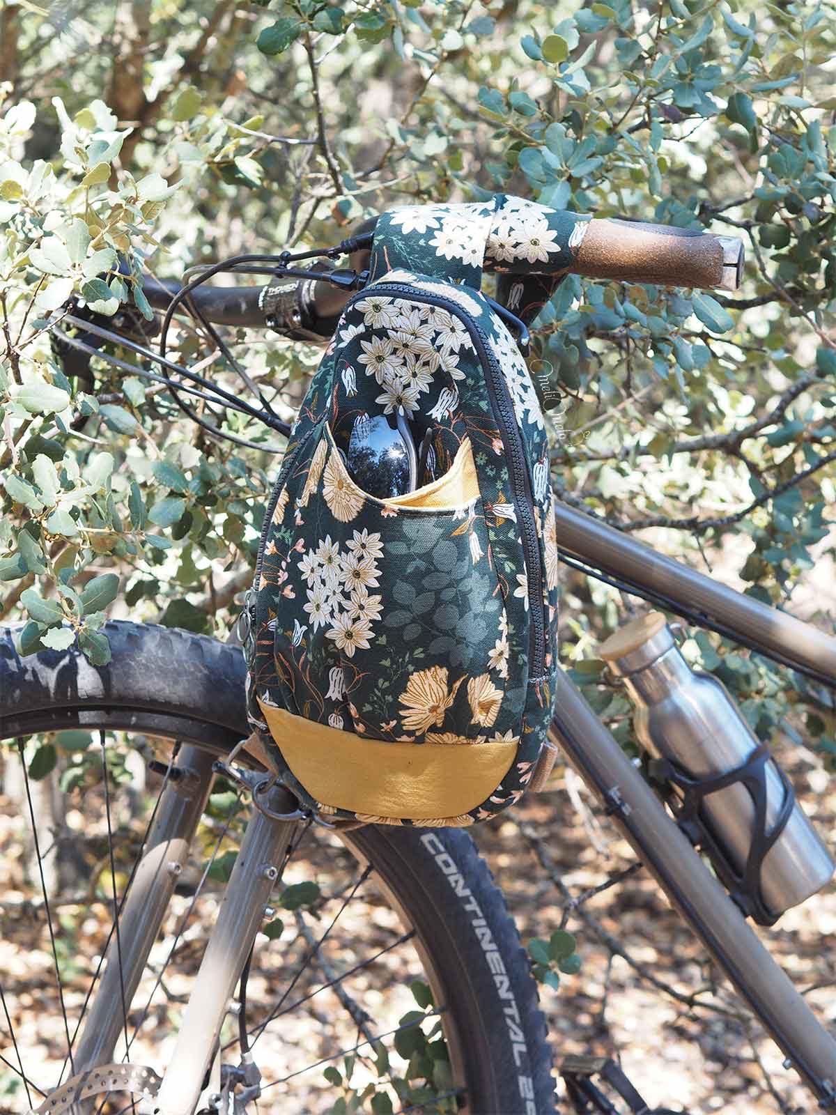 sac-handmade-toile-canvas-vert-foret-fleurs-wearefabrics-agfwildforgotten-rivka-sling-laboutiquedemelimelo