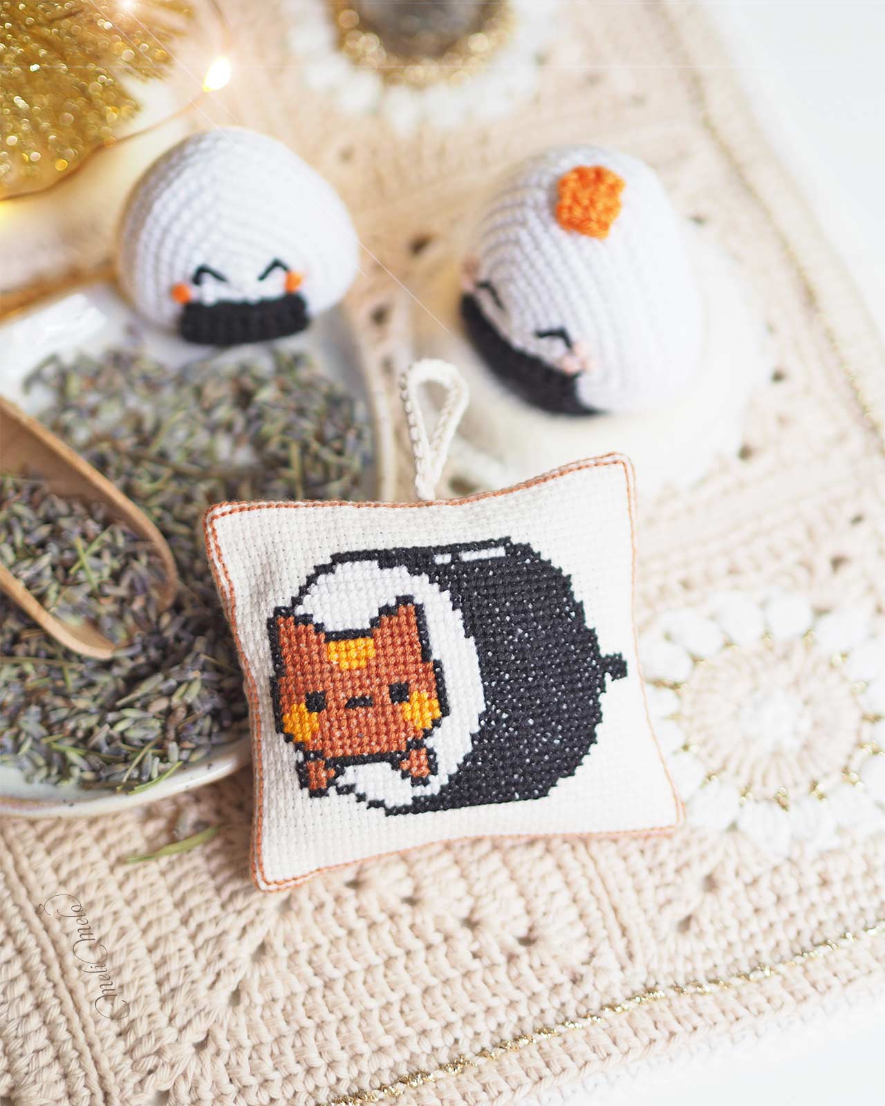 sent-bon-lavande-point-croix-chat-sushi-toile-zweigart-laboutiquedemelimelo