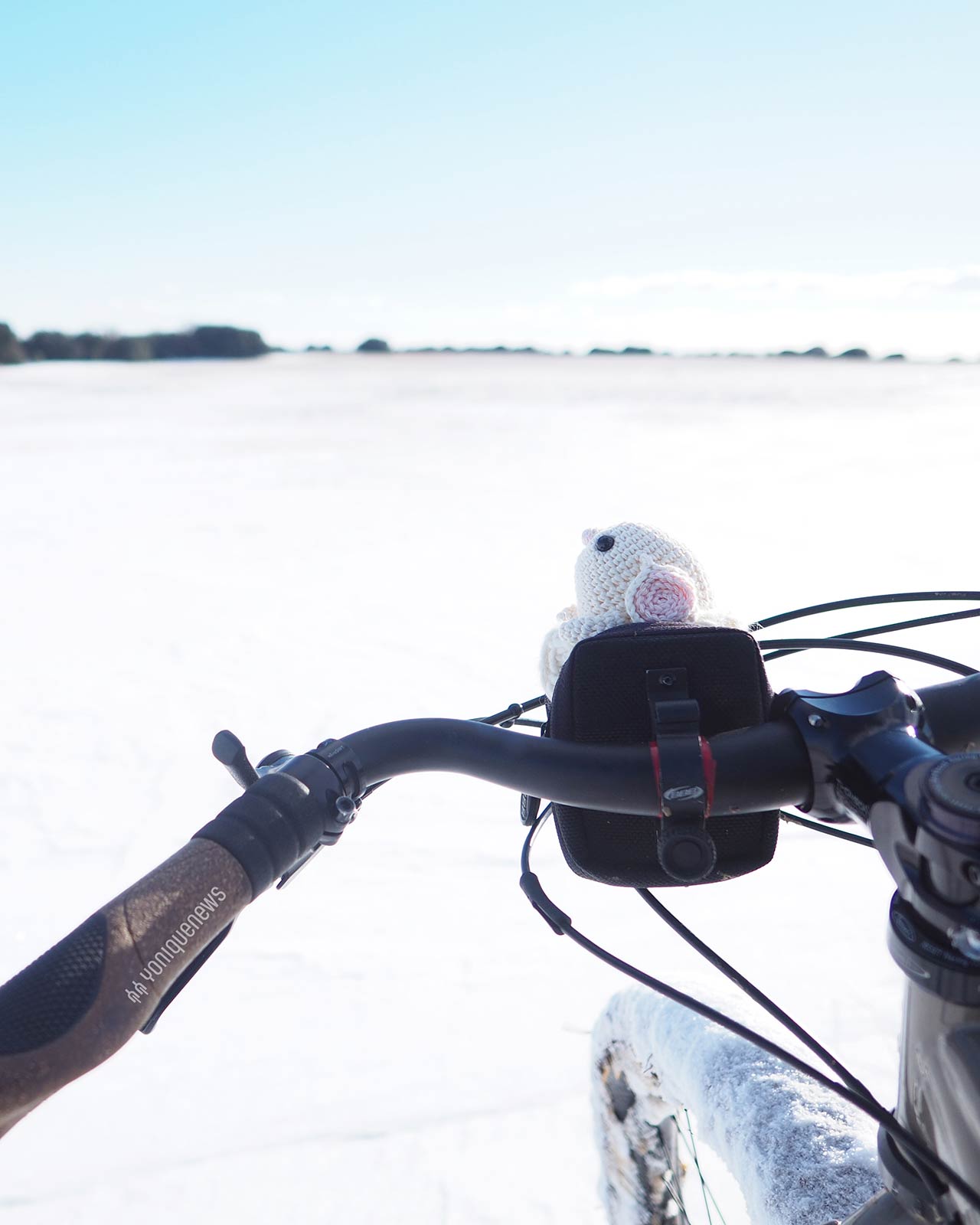 souris-crochet-hiver-blanc-a-velo-laboutiquedemelimelo