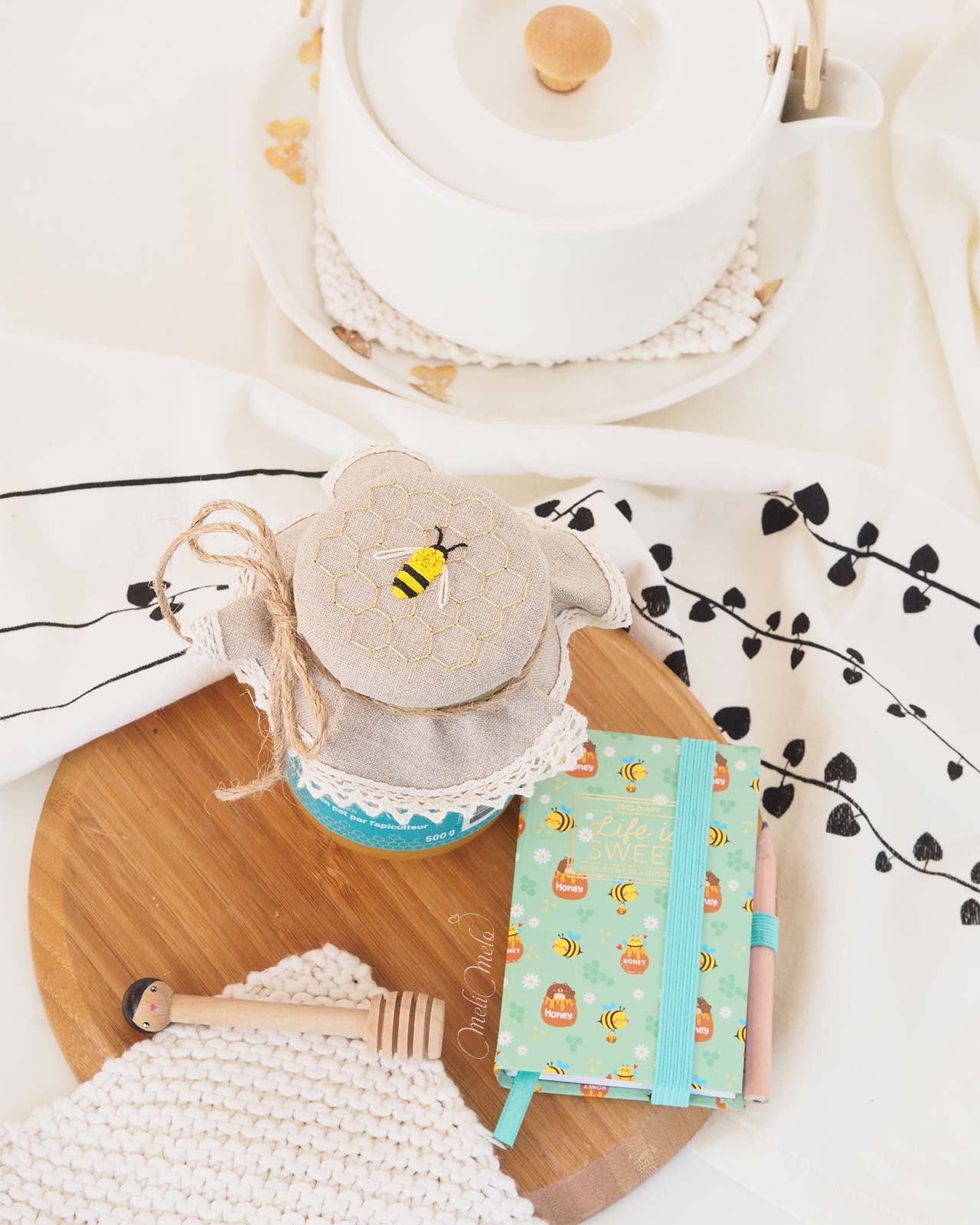 the-gourmand-broderie-abeille-alveole-ruche-lin-miel-melanie-laboutiquedemelimelo