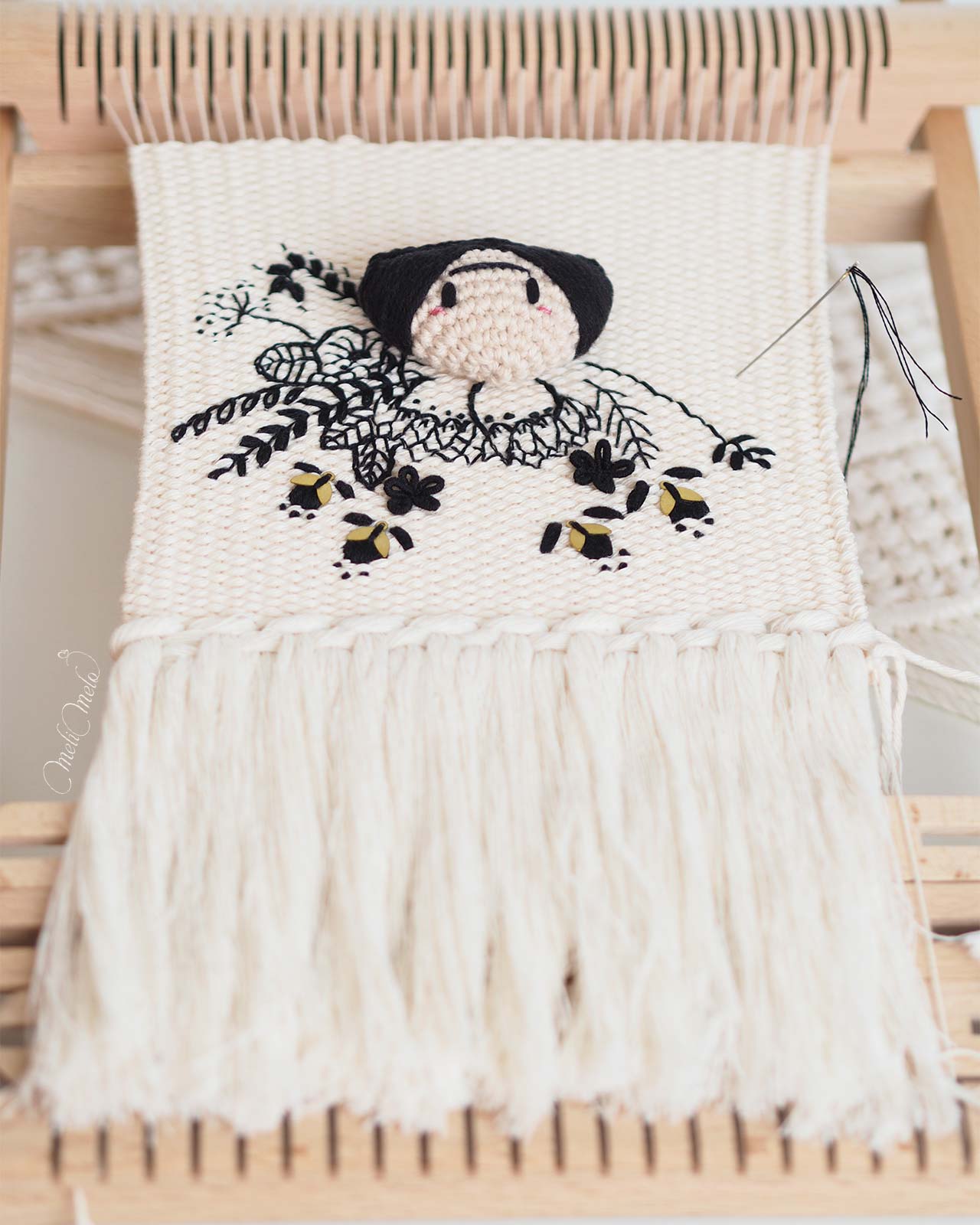 tissage-coton-frida-broderie-fleur-branchage-monochrome-noir-blanc-laboutiquedemelimelo