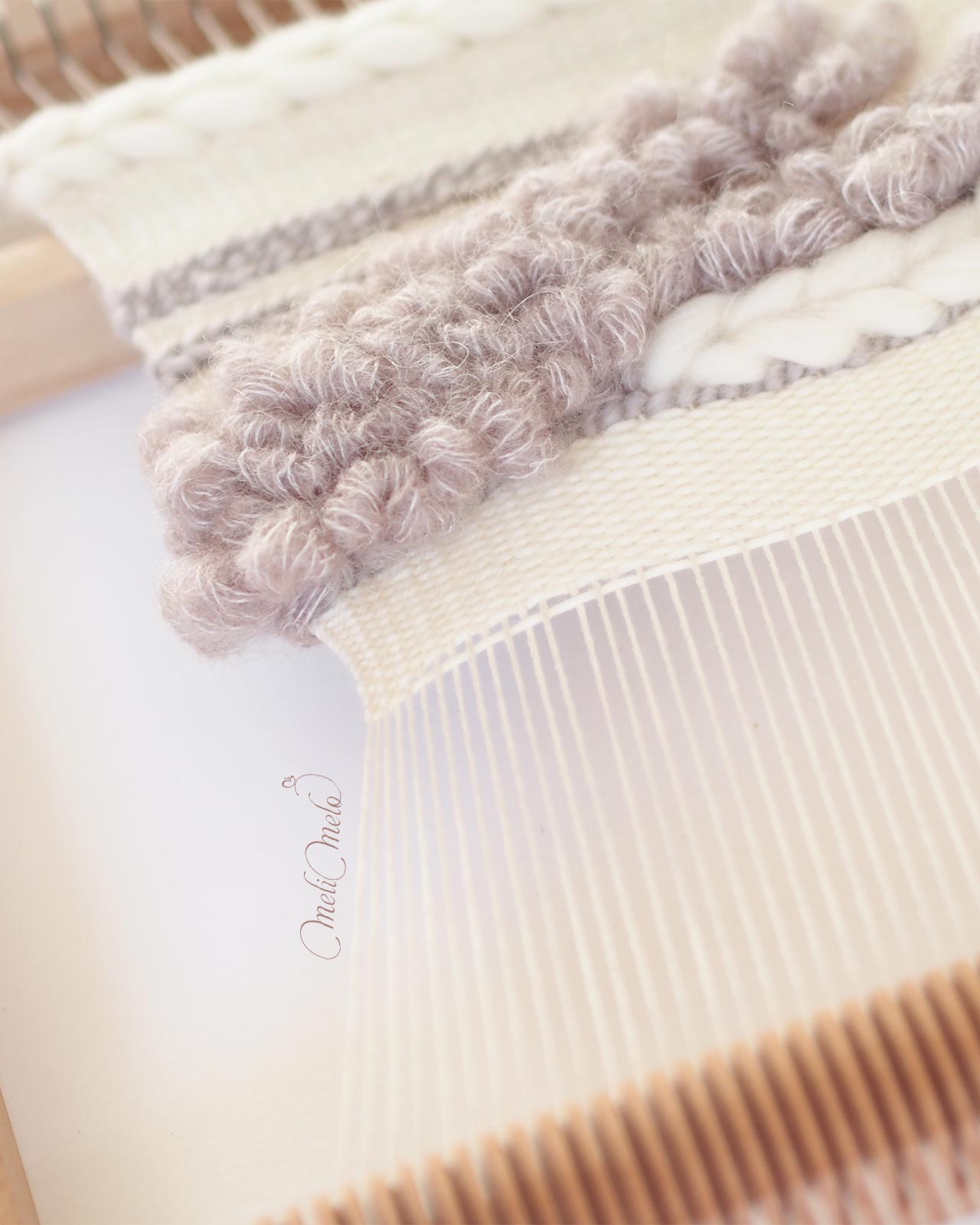 tissage-laine-sur-metier-tisser-bois-manuel-laboutiquedemelimelo