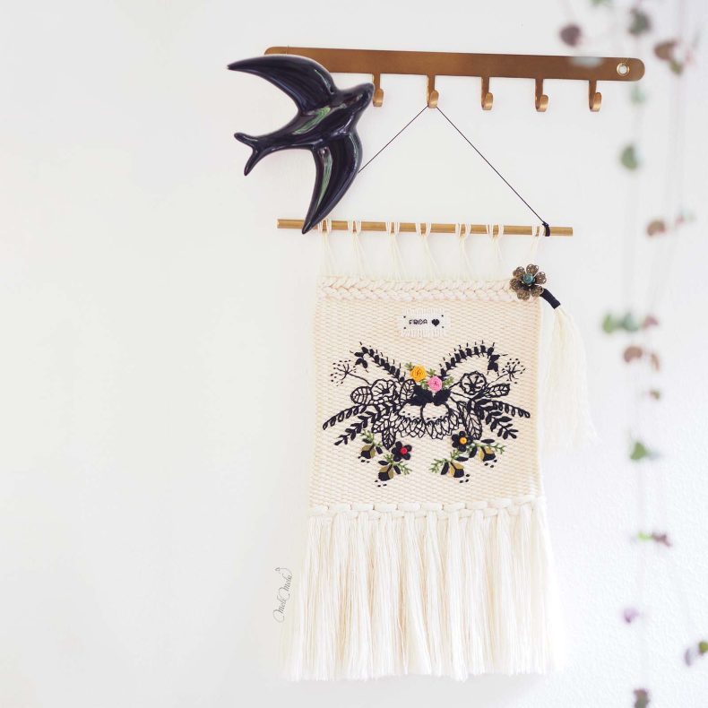 tissage-mural-broderie-fleurs-monochrome-coton-frida-hirondelle-laboutiquedemelimelo