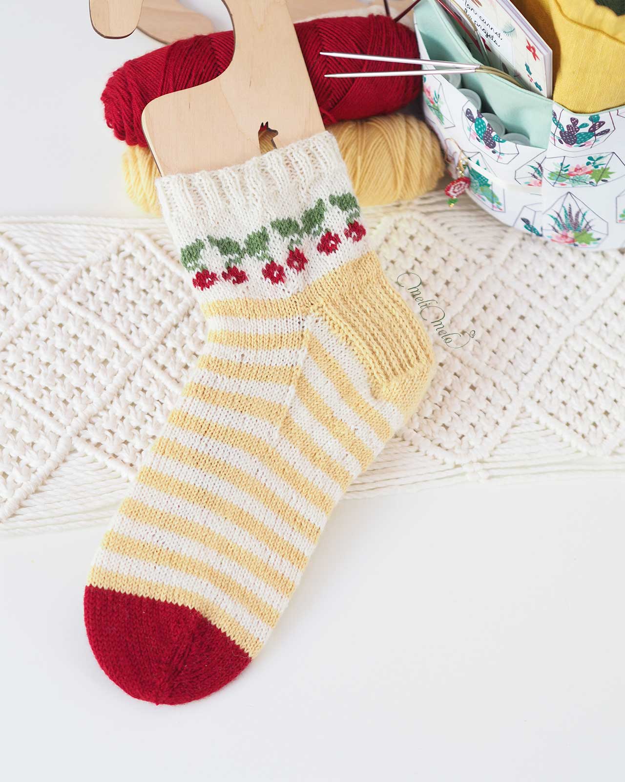 tricot-chaussette-cerise-gateau-terminee-laine-jawoll-lang-yarns-laboutiquedemelimelo
