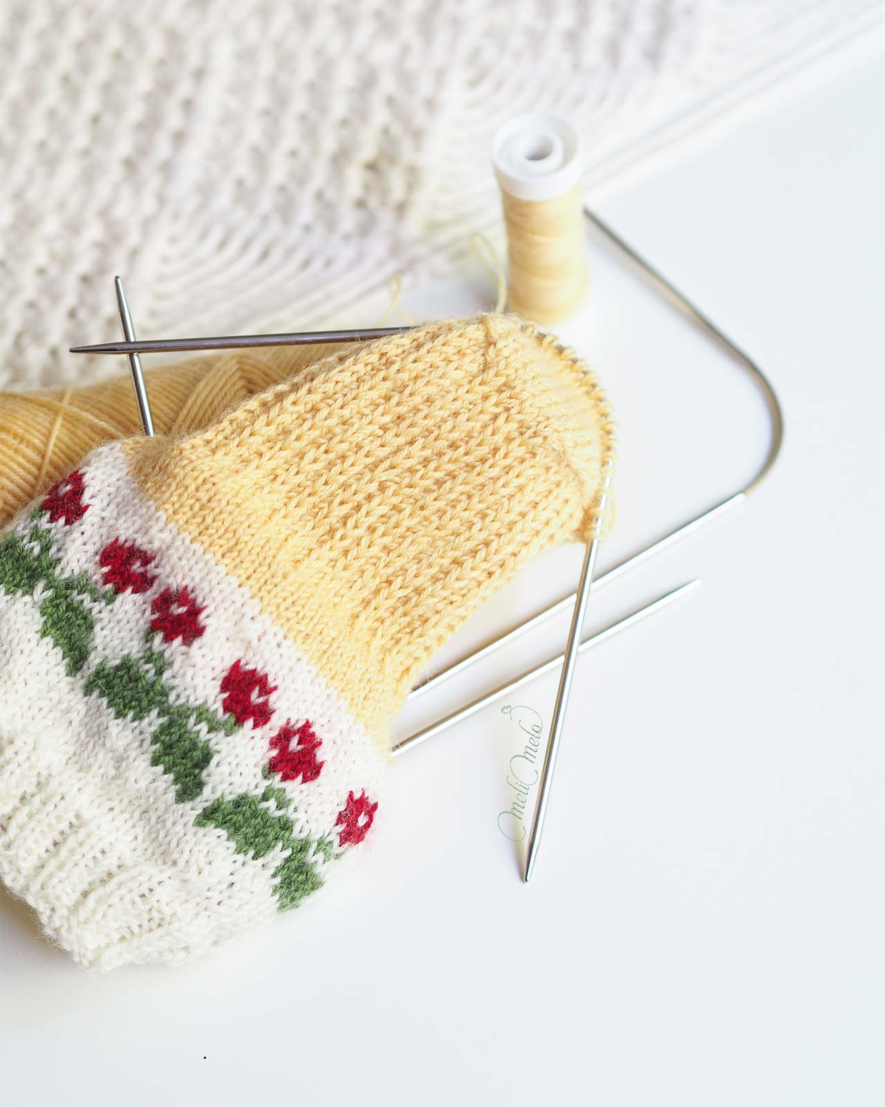 tricot-chaussette-jacquard-cerises-talon-laine-jawoll-lang-yarns-couleur-jaune-213-laboutiquedemelimelo