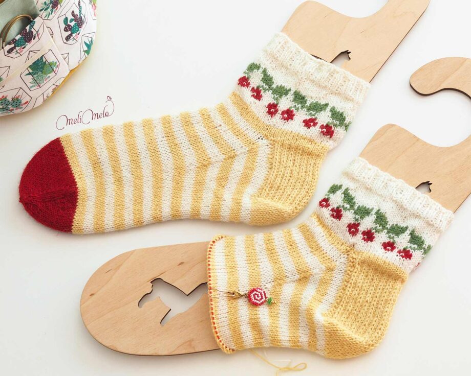 tricot-chaussettes-cerise-jaune-vanille-jacquard-laboutiquedemelimelo
