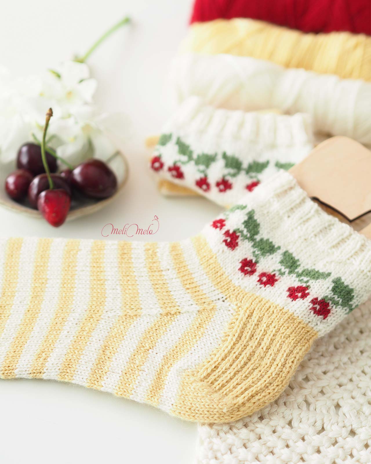 tricot-chaussettes-cerise-motif-jacquard-laboutiquedemelimelo