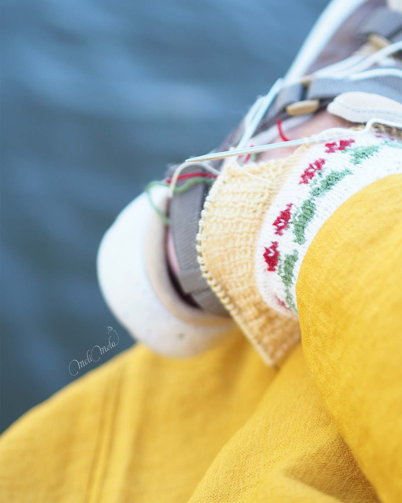 tricot-jacquard-cerise-chaussette-a-l-essai-encours-laboutiquedemelimelo
