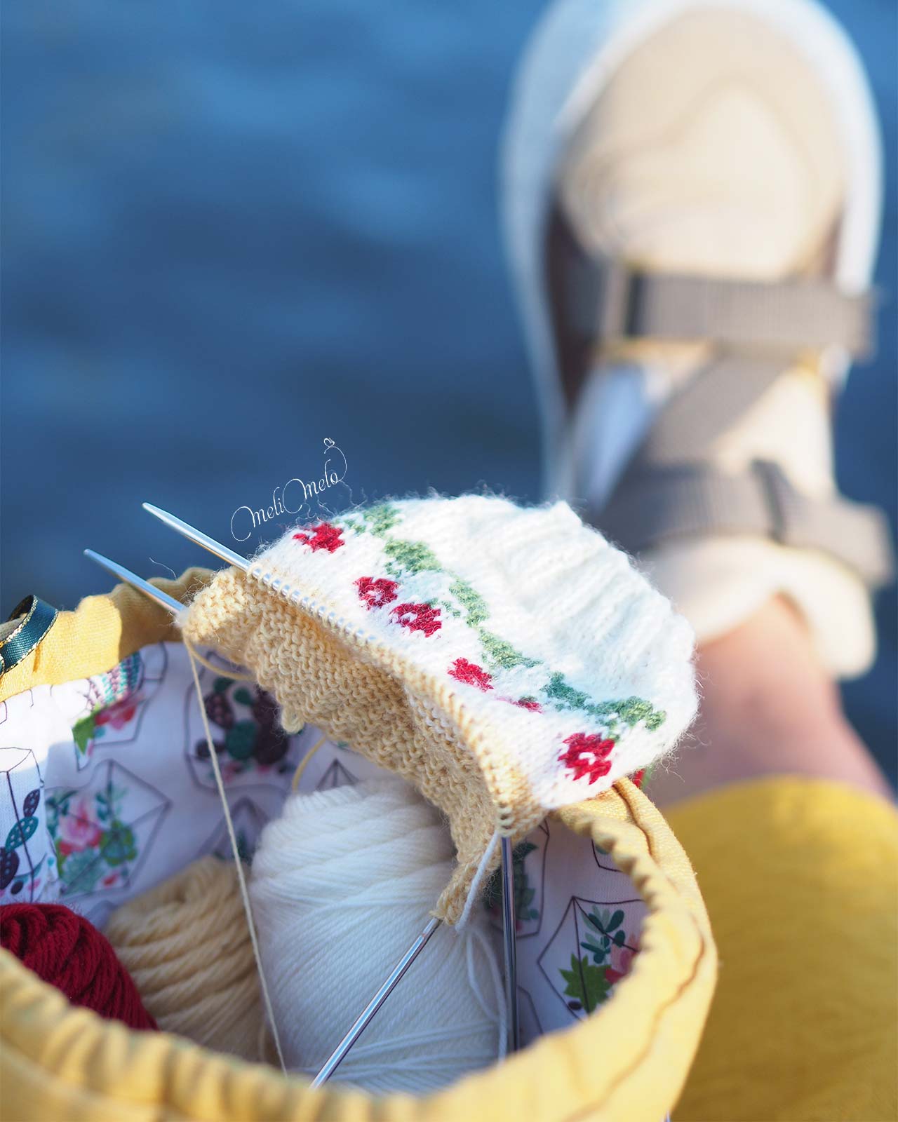 tricot-jacquard-cerise-chaussette-modele-leniddelalinotte-encours-laboutiquedemelimelo